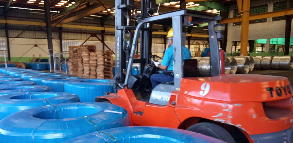 Trabajadores de CVG CABELUM activos en el proceso productivo.